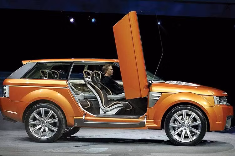 Chắc hẳn bạn chưa từng thấy điều này trước đây! Cửa xe mở bằng điều khiển từ xa, một tính năng được thiết kế để gây ấn tượng với khách tham quan triển lãm ô tô. Và rõ ràng là nó đã thành công. Quá trình này diễn ra chậm, nhưng nó vẫn hoạt động tốt sau hai thập kỷ kể từ khi được thiết kế.