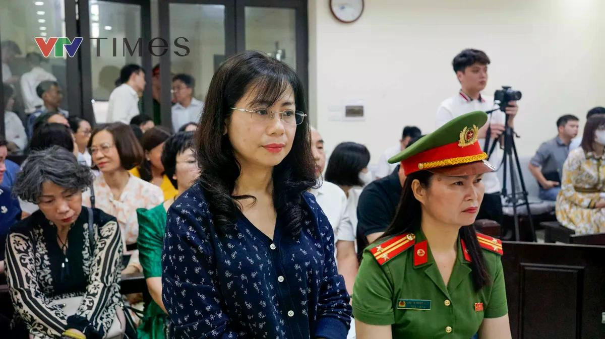 Bị cáo Phạm Thị Minh Nguyệt, cựu Kế toán trưởng Trường THCS Ba Đình tại toà. (ảnh: Phùng Anh)