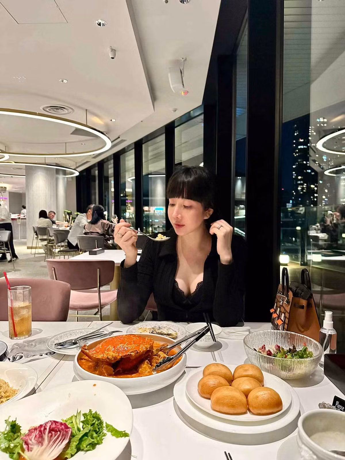 Hiện tại, gia đình của Cún Bông sống ở Hà Nội. Cô thường xuyên chia sẻ hình ảnh đời thường, hôn nhân nhận được nhiều sự quan tâm từ cư dân mạng.