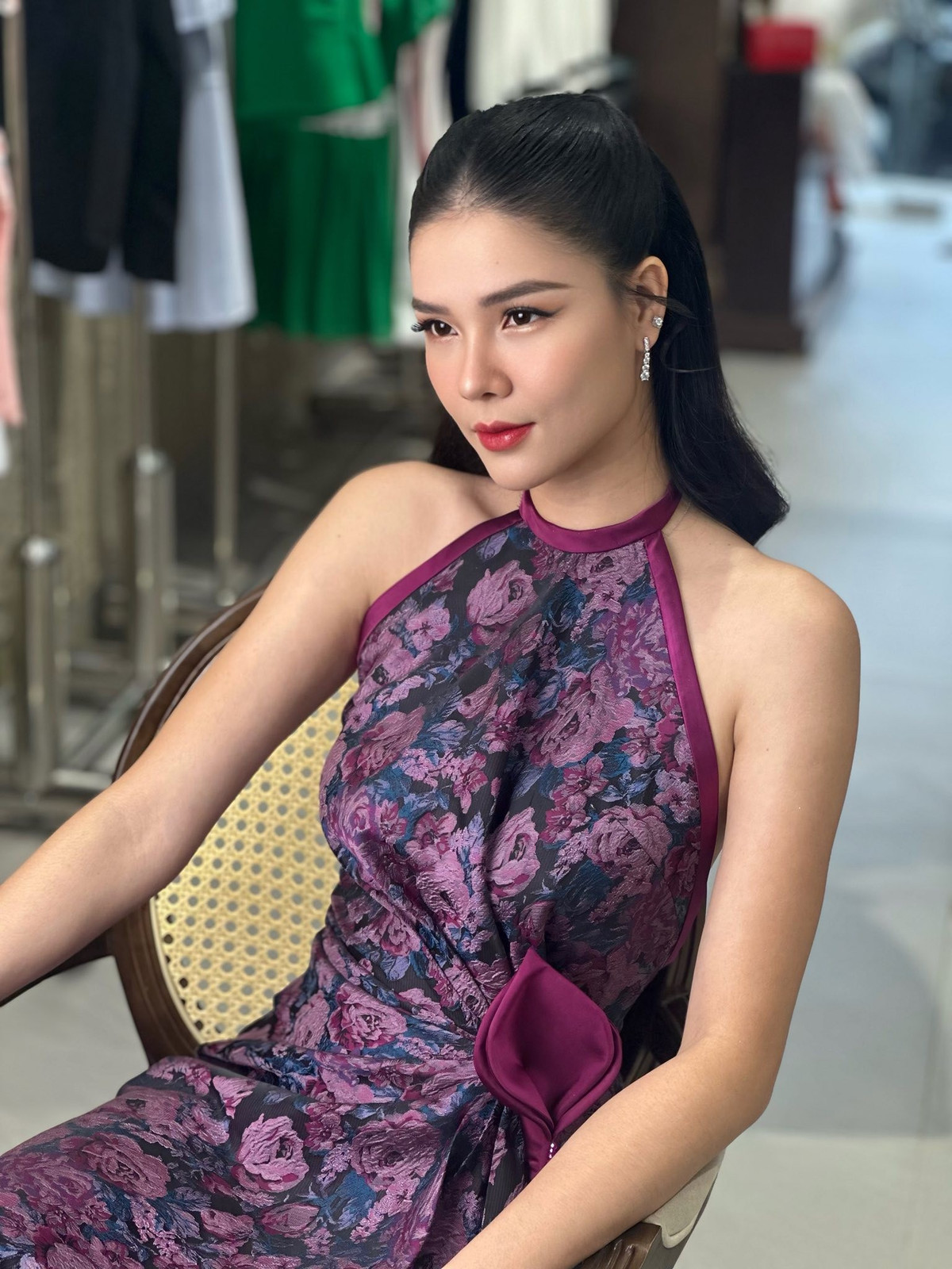 Sau khi kết hôn, Kỳ Hân gần như rút lui khỏi showbiz, không còn xuất hiện thường xuyên trước truyền thông.