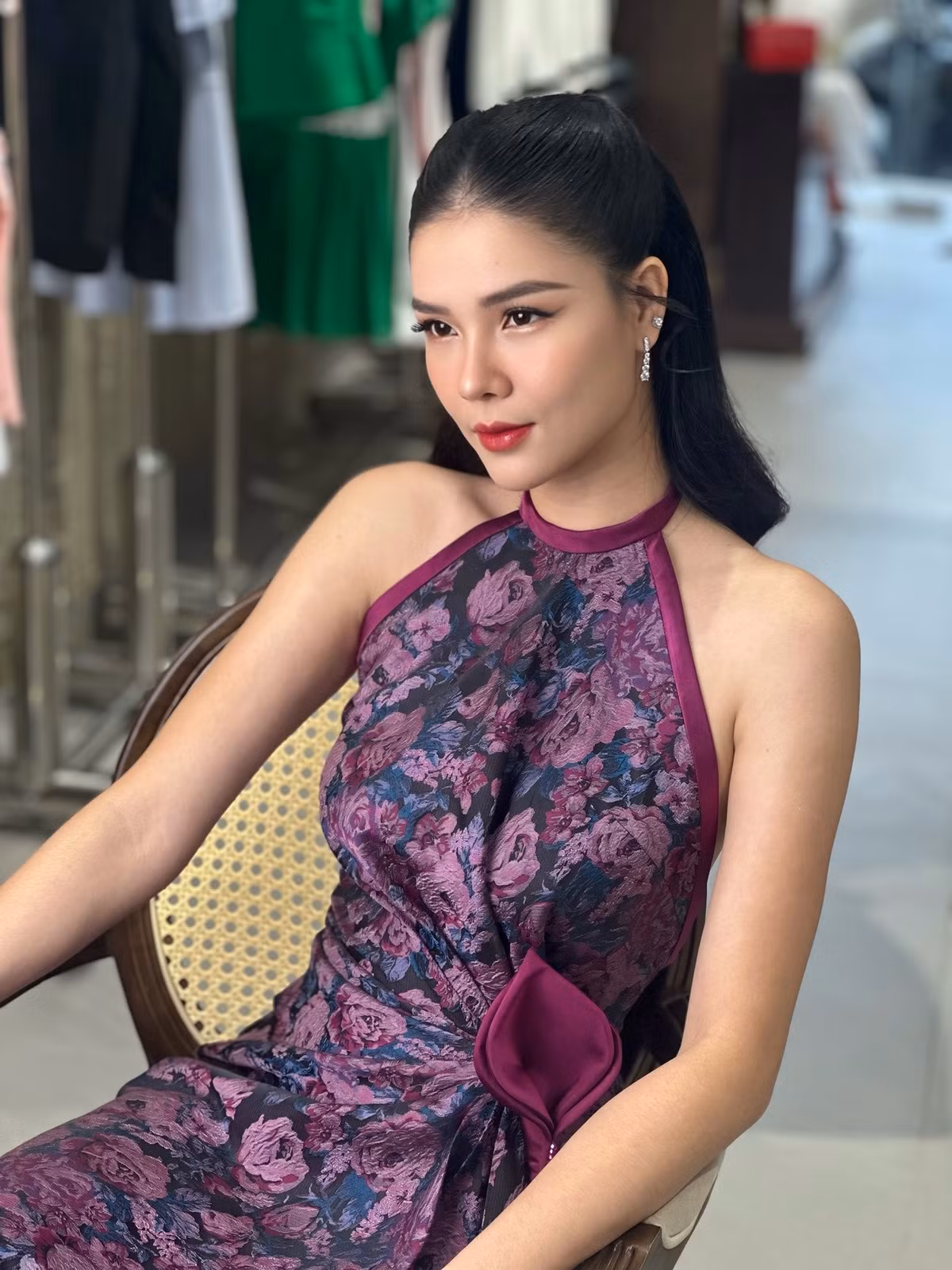 Sau khi kết hôn, Kỳ Hân gần như rút lui khỏi showbiz, không còn xuất hiện thường xuyên trước truyền thông.