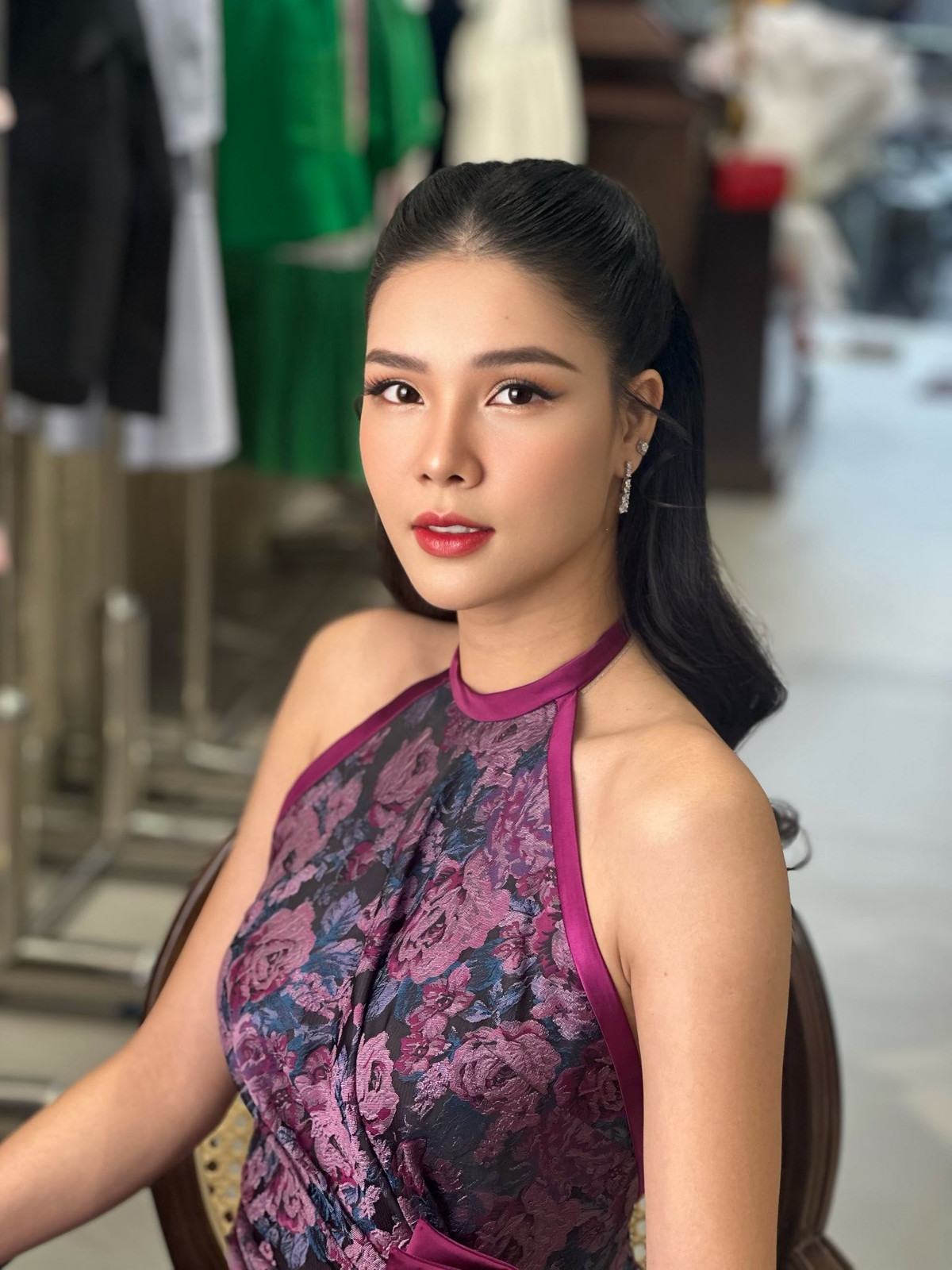 Trước đó, Kỳ Hân từng giành chiến thắng tại hạng mục "Người mẫu trẻ châu Á" trong khuôn khổ "Liên hoan người mẫu châu Á tại Hàn Quốc".