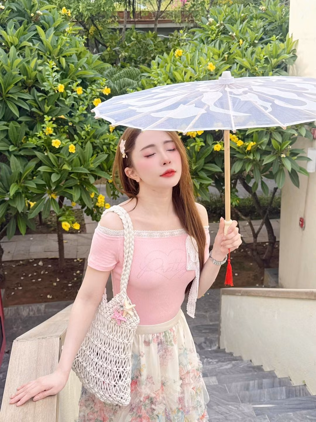 Dẫu vậy, nhiều người vẫn phải công nhận dù đã ở độ tuổi U40 nhưng Quỳnh Nga vẫn luôn giữ được vẻ trẻ trung, rạng rỡ.