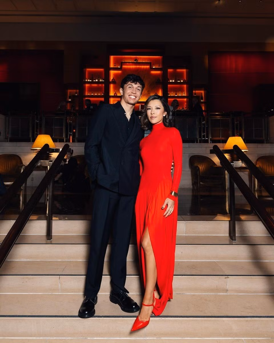 Trong ảnh, Muni khoe chiếc nhẫn đính hôn lấp lánh, đánh dấu cột mốc mới sau 6 năm gắn bó.