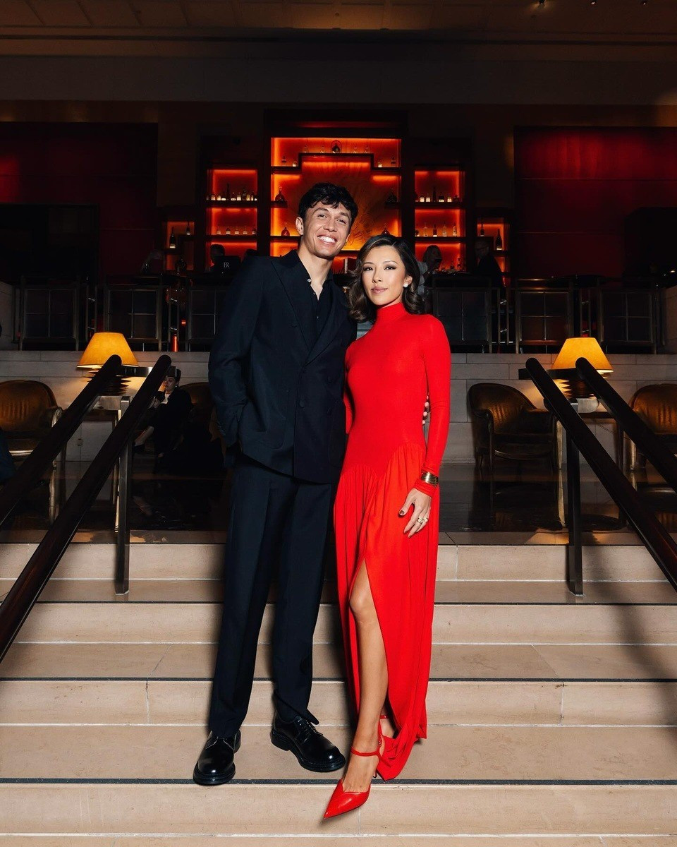 Trong ảnh, Muni khoe chiếc nhẫn đính hôn lấp lánh, đánh dấu cột mốc mới sau 6 năm gắn bó.