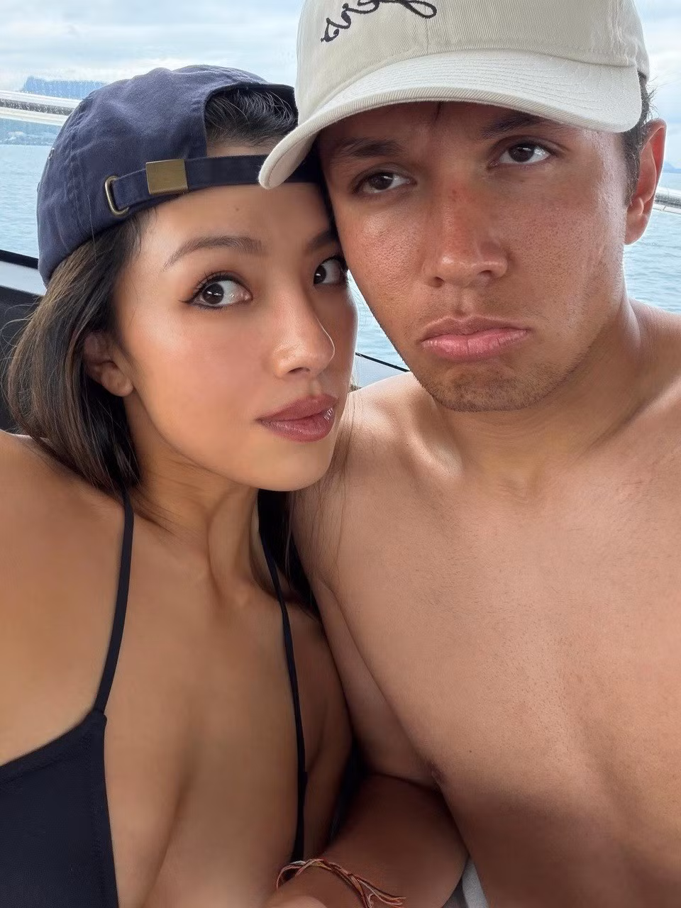 Tin vui nhanh chóng lan tỏa, thu hút hàng triệu lượt tương tác và lời chúc mừng từ người hâm mộ cả hai làng thể thao F1 và golf. Cùng với đó, chân dung của Muni He, người bạn gái sở hữu hơn 1,3 triệu lượt theo dõi của tay đua F1 cũng trở thành tâm điểm chú ý.