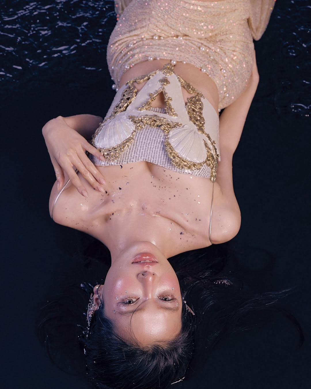 Bộ ảnh mỹ nhân ngư không chỉ khoe trọn vẻ đẹp hình thể mà còn cho thấy khả năng biến hóa đa dạng của Đỗ Yên Đan.