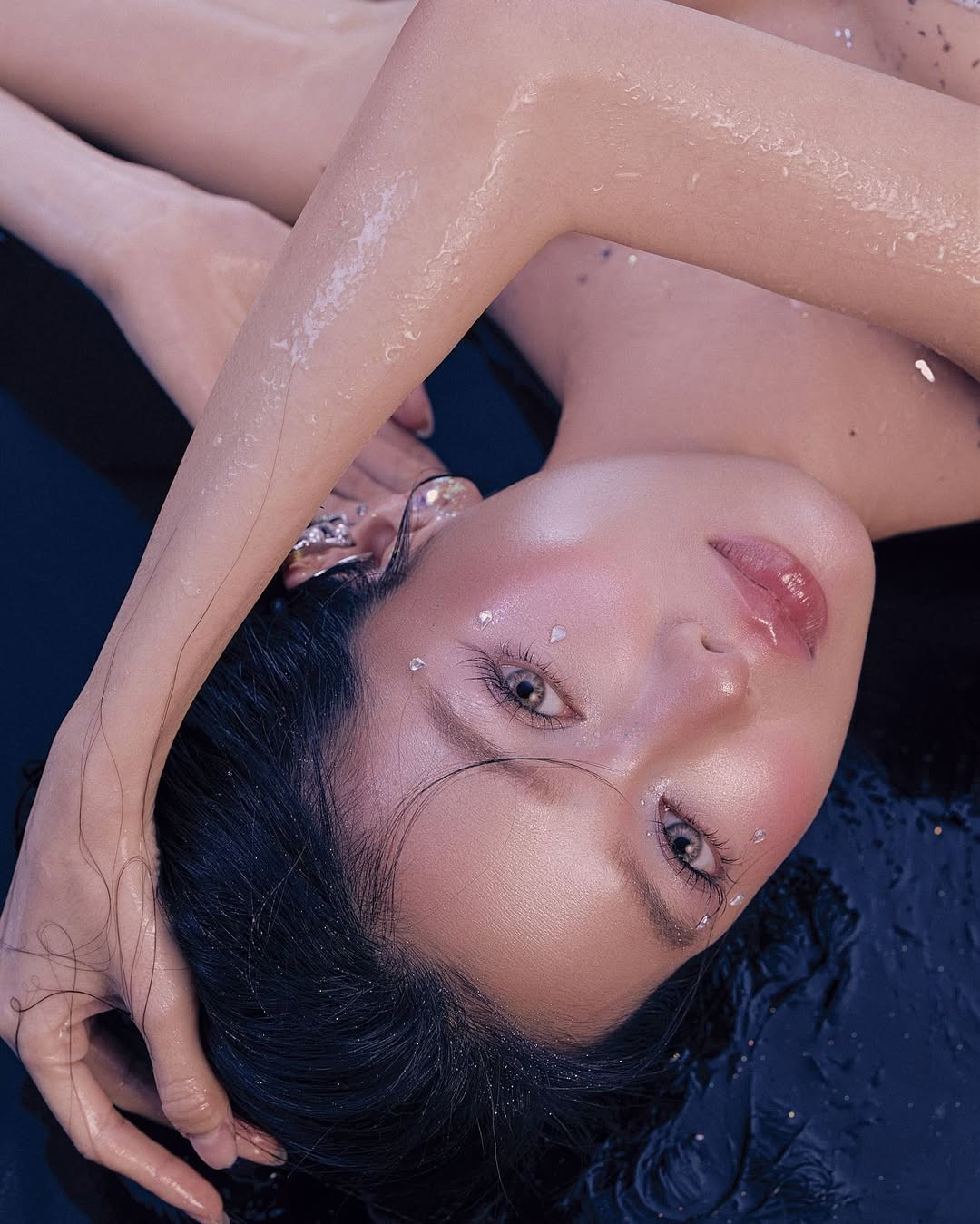 Bối cảnh dưới nước càng làm tăng thêm vẻ huyền ảo, giúp gái xinh này như thật sự sống trong thế giới của những câu chuyện cổ tích.