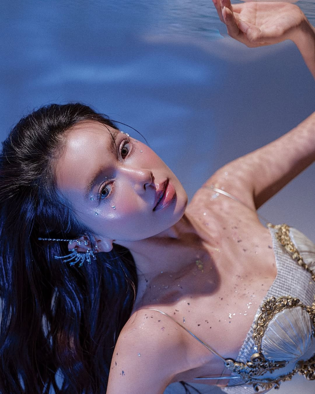 Để có được bộ ảnh độc đáo này, có thể thấy ê-kíp của Đỗ Yên Đan đã đầu tư khá công phu từ trang phục, bối cảnh đến kỹ thuật chụp dưới nước. Điều này cho thấy sự nghiêm túc và tâm huyết của gái xinh trong việc mang đến những sản phẩm nghệ thuật chất lượng cho người hâm mộ.