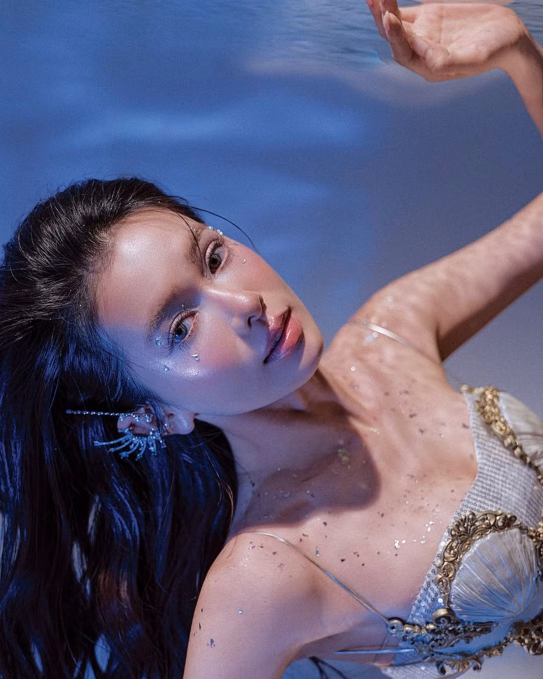 Để có được bộ ảnh độc đáo này, có thể thấy ê-kíp của Đỗ Yên Đan đã đầu tư khá công phu từ trang phục, bối cảnh đến kỹ thuật chụp dưới nước. Điều này cho thấy sự nghiêm túc và tâm huyết của gái xinh trong việc mang đến những sản phẩm nghệ thuật chất lượng cho người hâm mộ.