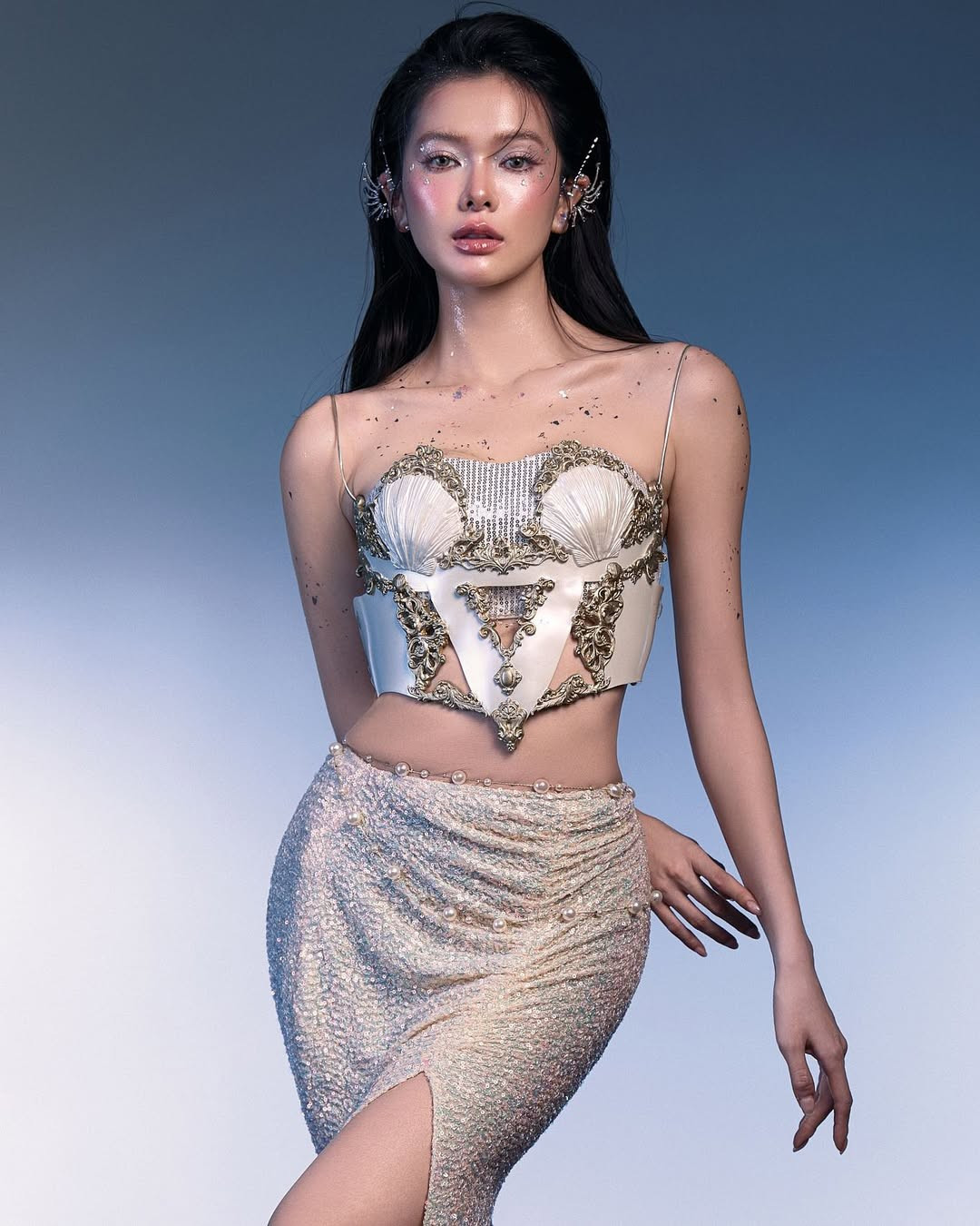 Trong những khuôn hình được chia sẻ, Đỗ Yên Đan xuất hiện đầy ấn tượng với chiếc váy đuôi cá được thiết kế tinh xảo, cùng mái tóc bồng bềnh và lối trang điểm trong trẻo, tự nhiên.