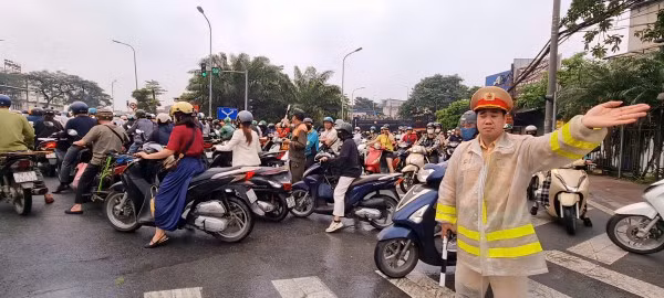 Tổ công tác của Đội CSGT đường bộ số 5 điều tiết giao thông.