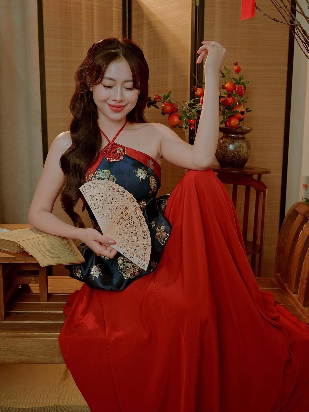 Ít ai biết rằng trước khi có được cuộc sống ổn định như hiện tại, Việt Phương Thoa từng trải qua giai đoạn khó khăn. Cô từng làm nhân viên phục vụ với mức lương chỉ 11.000 đồng/giờ. Nhờ sự kiên trì và nỗ lực không ngừng với công việc sáng tạo nội dung, cô đã có thể tự mua nhà, xe và trả nợ cho gia đình khi mới 23 tuổi – một hành trình truyền cảm hứng cho nhiều bạn trẻ.