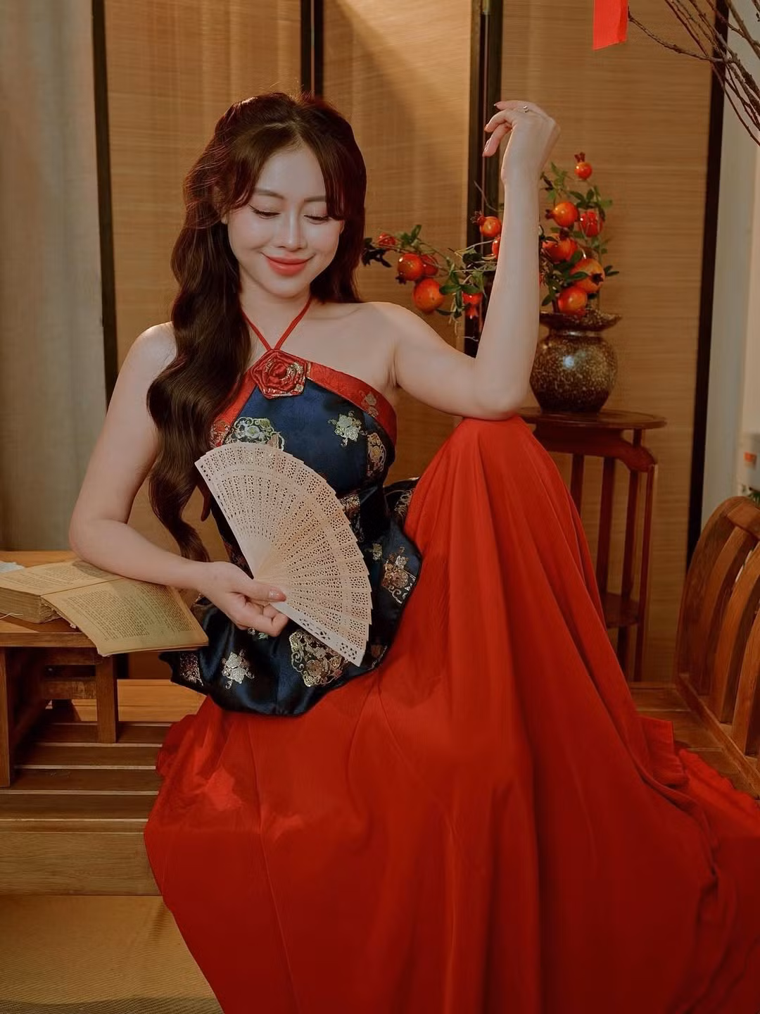 Ít ai biết rằng trước khi có được cuộc sống ổn định như hiện tại, Việt Phương Thoa từng trải qua giai đoạn khó khăn. Cô từng làm nhân viên phục vụ với mức lương chỉ 11.000 đồng/giờ. Nhờ sự kiên trì và nỗ lực không ngừng với công việc sáng tạo nội dung, cô đã có thể tự mua nhà, xe và trả nợ cho gia đình khi mới 23 tuổi – một hành trình truyền cảm hứng cho nhiều bạn trẻ.