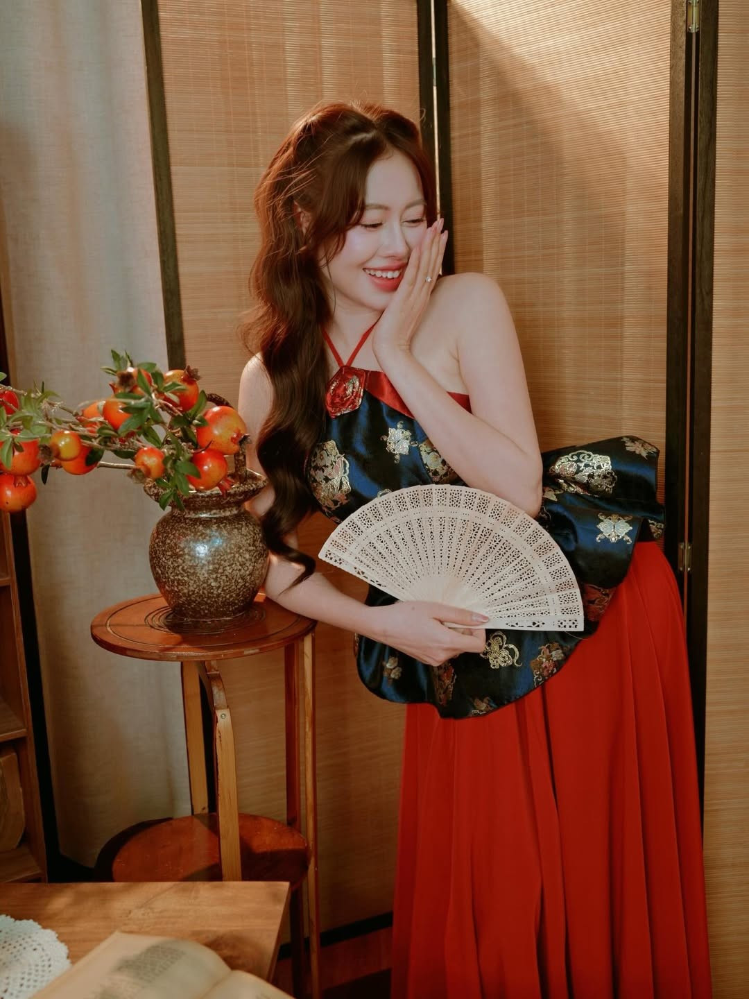 Lối nói chuyện tự nhiên, duyên dáng cùng khả năng biến hóa linh hoạt giúp Việt Phương Thoa giữ được sức hút ổn định giữa thị trường nội dung số cạnh tranh.