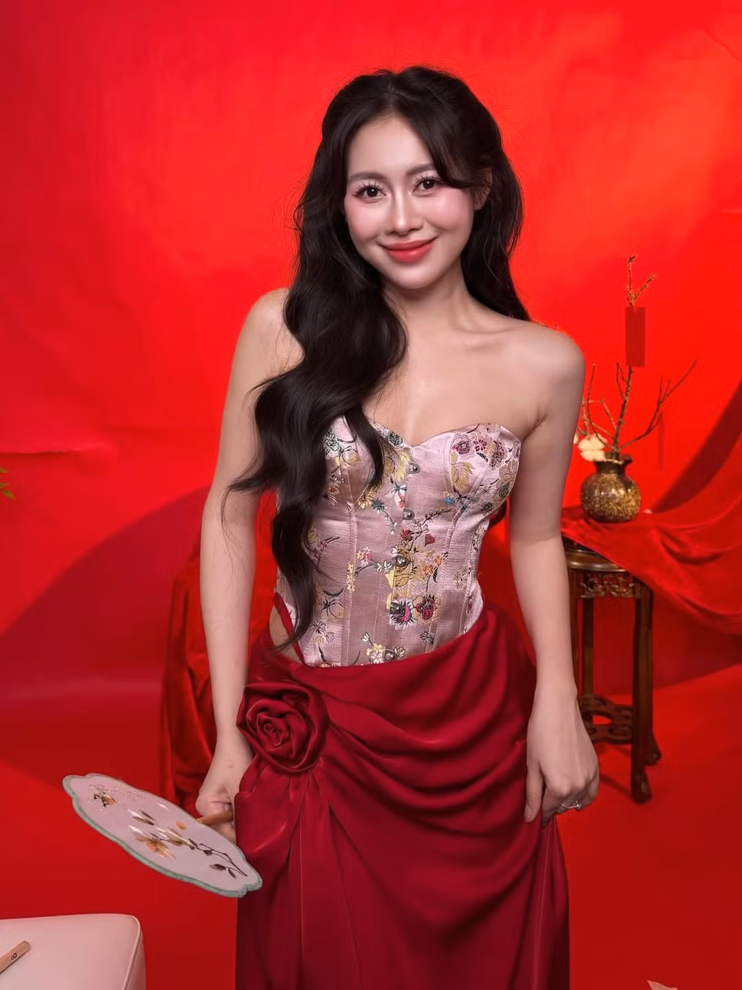 Nữ TikToker đình đám Việt Phương Thoa mang đến không khí Tết rộn ràng qua loạt khoảnh khắc vừa quyến rũ vừa tươi tắn, đánh dấu một năm nhiều dấu ấn trong cả sự nghiệp lẫn cuộc sống riêng.