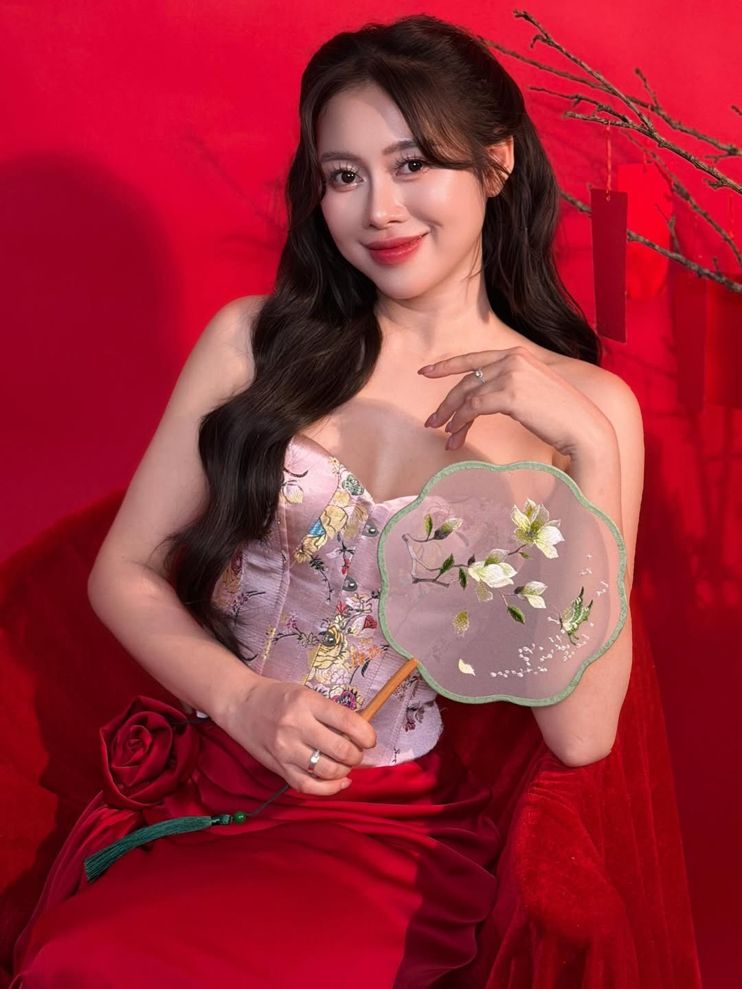 Gương mặt của nữ TikToker cũng nhận được nhiều lời khen. Lớp makeup trong veo, môi đỏ nhẹ và mái tóc dài uốn sóng giúp cô trông vừa quyến rũ vừa ngọt ngào. Nụ cười tươi tắn cùng ánh nhìn rạng rỡ khiến loạt ảnh mang năng lượng tích cực, đúng tinh thần khởi đầu năm mới.