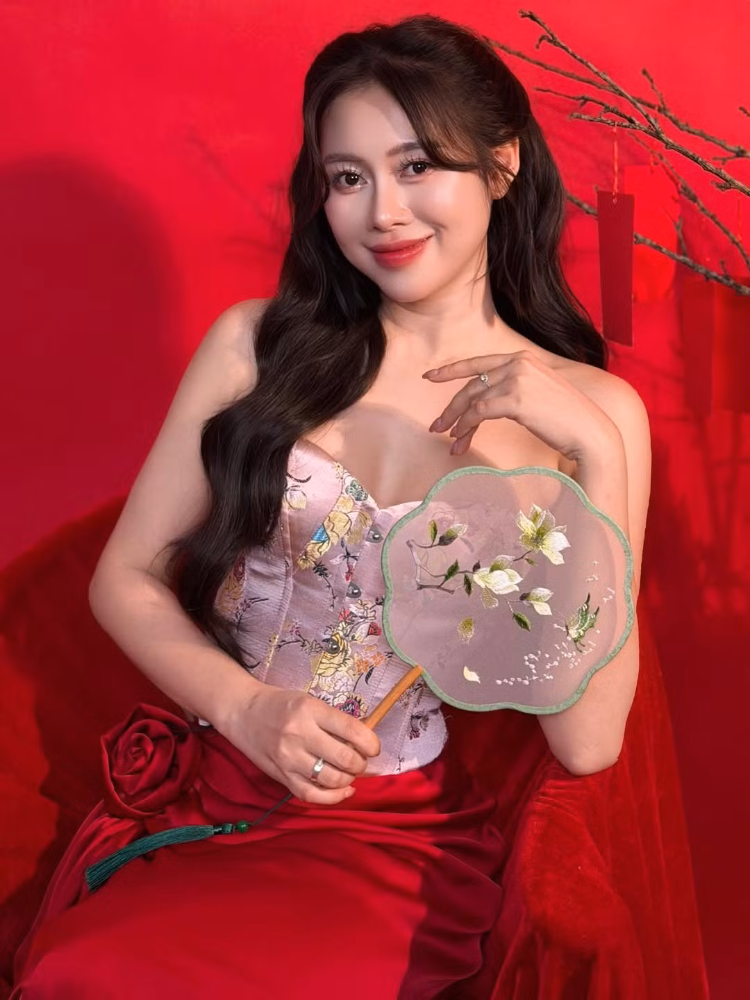 Gương mặt của nữ TikToker cũng nhận được nhiều lời khen. Lớp makeup trong veo, môi đỏ nhẹ và mái tóc dài uốn sóng giúp cô trông vừa quyến rũ vừa ngọt ngào. Nụ cười tươi tắn cùng ánh nhìn rạng rỡ khiến loạt ảnh mang năng lượng tích cực, đúng tinh thần khởi đầu năm mới.