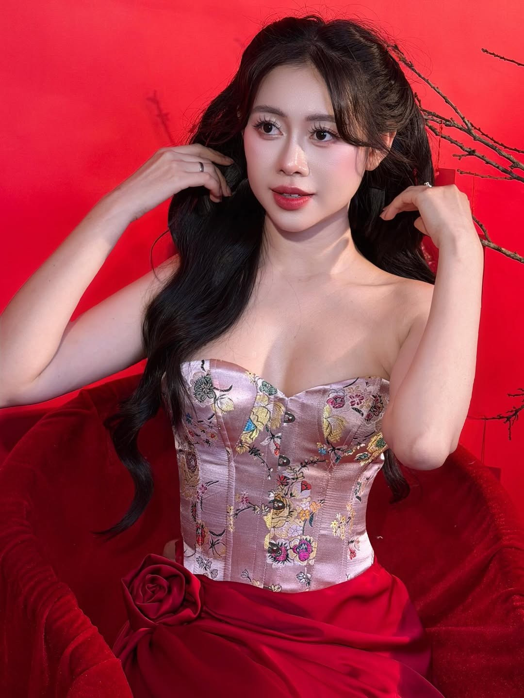 Việt Phương Thoa, tên thật Nguyễn Việt Phương Thoa, sinh ngày 22/05/1998 tại Quảng Ngãi, là một trong những gương mặt sáng tạo nội dung nổi bật trên mạng xã hội Việt Nam.