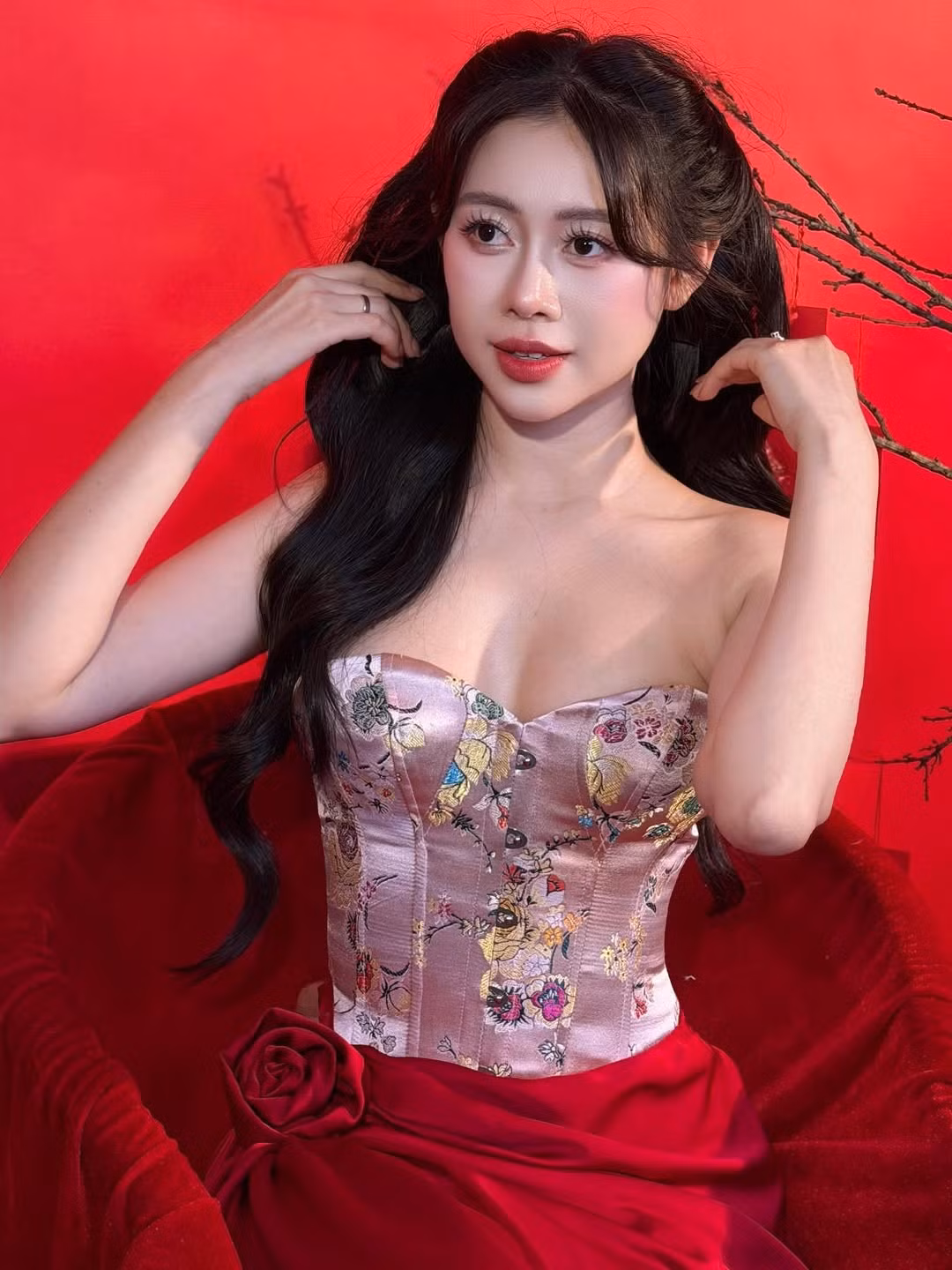 Việt Phương Thoa, tên thật Nguyễn Việt Phương Thoa, sinh ngày 22/05/1998 tại Quảng Ngãi, là một trong những gương mặt sáng tạo nội dung nổi bật trên mạng xã hội Việt Nam.