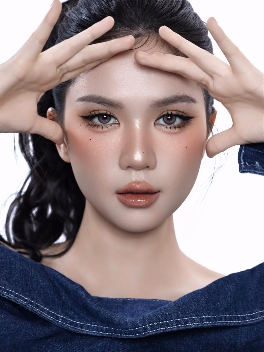 Đáng chú ý, "nữ hoàng nội y" chỉ khoác hờ chiếc áo denim lên người, hoàn toàn không diện áo ngực hay trang phục bên trong.