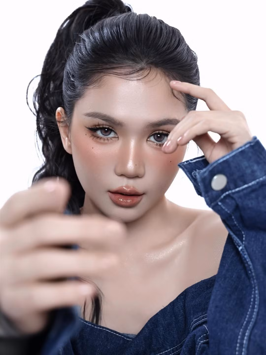 Với tạo hình vừa quyến rũ vừa năng động này, Ngọc Trinh cột tóc đuôi ngựa cao, phô diễn toàn bộ tấm lưng trần quyến rũ.