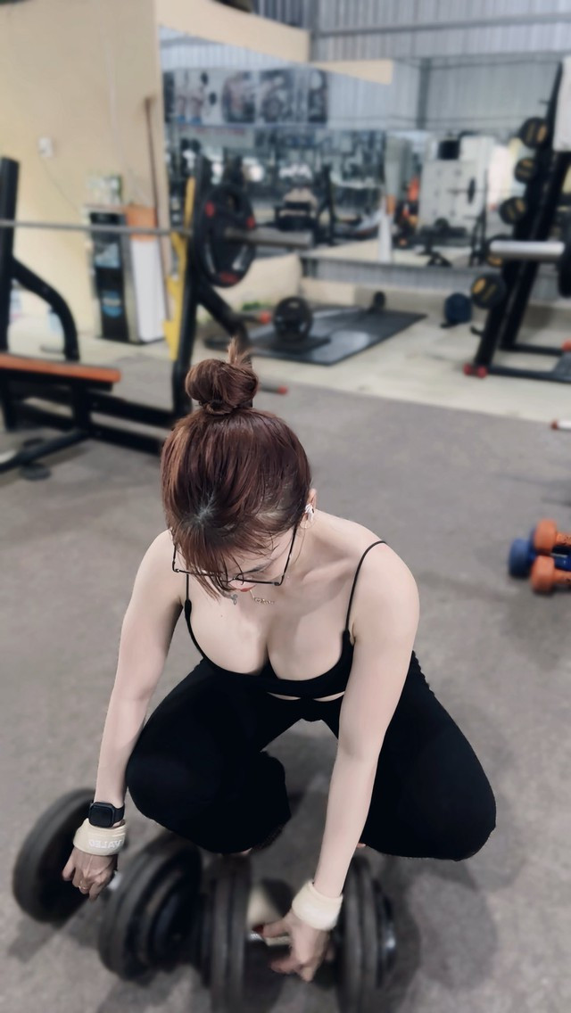 Nhiều người hâm mộ không khỏi trầm trồ, ngưỡng mộ, nhưng cũng không ít ý kiến cho rằng vòng 1 của Kim Nhiệt là sản phẩm của phẫu thuật thẩm mỹ, không phải tự nhiên hay do luyện tập mà có được.