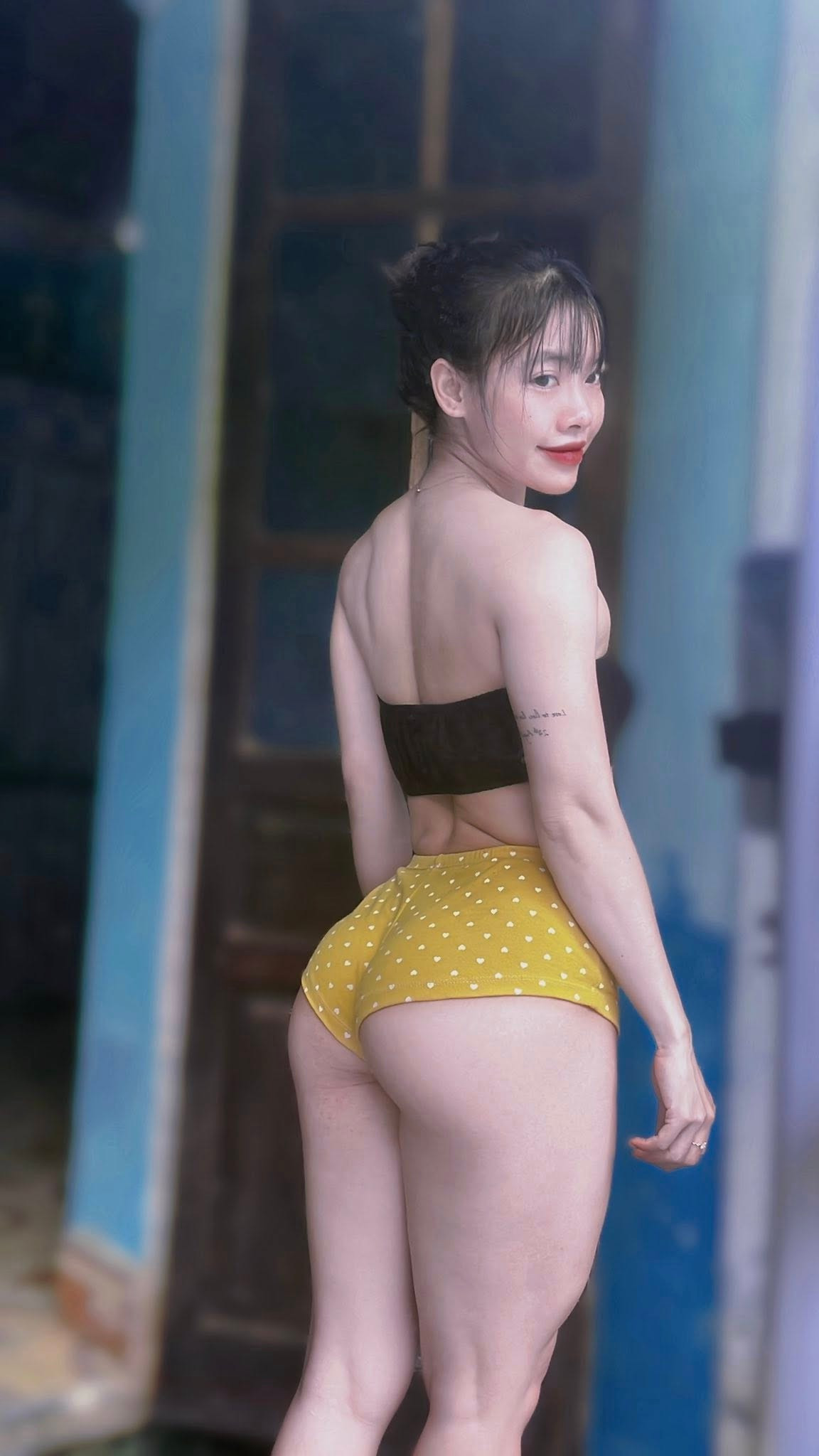 Ngay sau đó, Kim Nhiệt đã chính thức "nổi đóa" khi bị dân tình liên tục đặt vấn đề về việc phẫu thuật thẩm mỹ, đặc biệt là vòng 1 "ngoại cỡ" của mình.