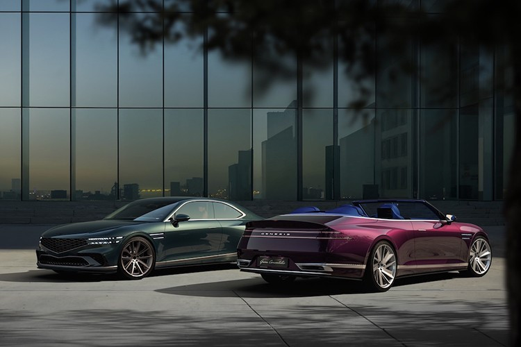 Cả hai xe đều có đèn pha Two-Line quen thuộc của thương hiệu và lưới tản nhiệt phía trước 3D tuyệt đẹp, thể hiện sự thanh lịch nhưng uy nghi. So với Genesis G90, cả X Gran Coupe và X Gran Convertible đều có kính chắn gió dốc hơn và mui xe thấp hơn.