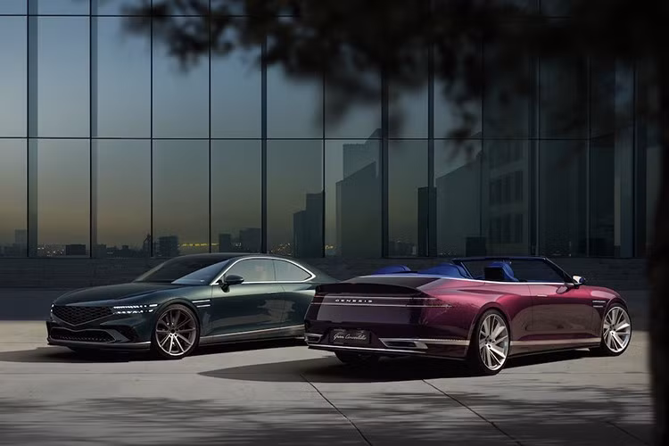 Cả hai xe đều có đèn pha Two-Line quen thuộc của thương hiệu và lưới tản nhiệt phía trước 3D tuyệt đẹp, thể hiện sự thanh lịch nhưng uy nghi. So với Genesis G90, cả X Gran Coupe và X Gran Convertible đều có kính chắn gió dốc hơn và mui xe thấp hơn.