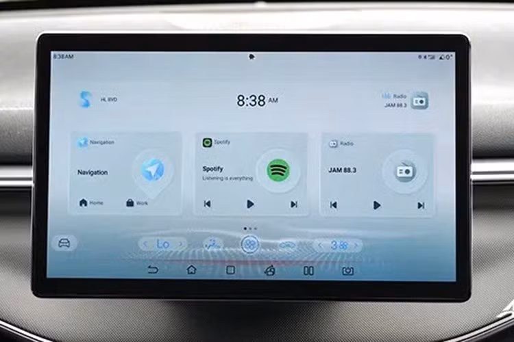 Bước vào bên trong mẫu sedan hạng C này, khách hàng Trung Quốc sẽ bắt gặp những trang bị như vô lăng 3 chấu vát đáy, bảng đồng hồ kỹ thuật số 8,8 inch và màn hình cảm ứng trung tâm 10,1 inch sử dụng hệ thống BYD DiLink.