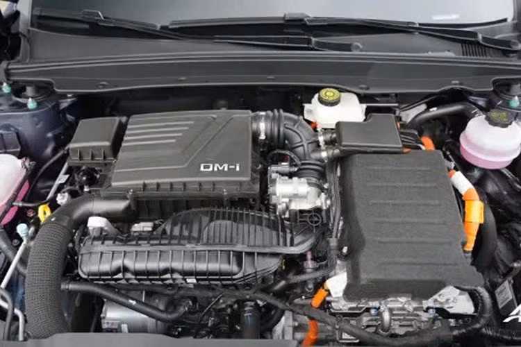 "Trái tim" của BYD Seal 05 2026 vẫn là hệ truyền động hybrid cắm sạc mang tên DM-i thế hệ thứ 5, gồm động cơ xăng 4 xi-lanh, hút khí tự nhiên, dung tích 1.5L và một mô-tơ điện đặt phía trước.