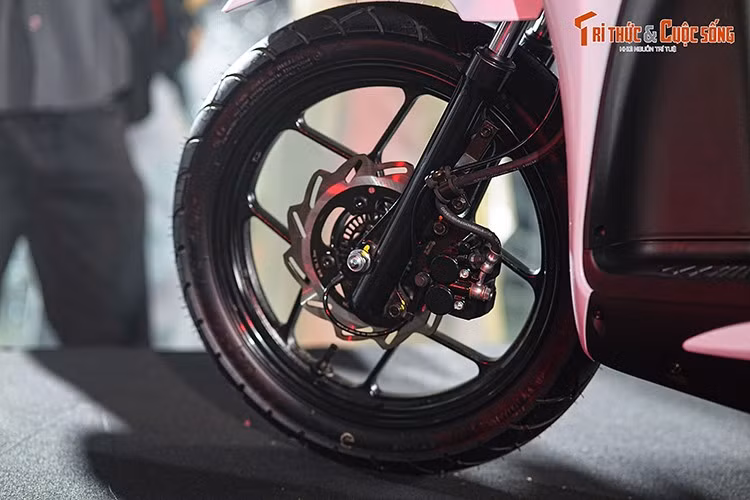 Cốp xe dung tích lớn chứa được hai mũ bảo hiểm nửa đầu cùng nhiều vật dụng cá nhân. Hộc chứa đồ phía trước có nắp đậy tiện lợi, thích hợp để điện thoại, mắt kiếng, ví hoặc chai nước. Xe còn trang bị cổng sạc nhanh USB ngay dưới tay lái. Tiệc ích này đặc biệt hữu ích cho người trẻ thường xuyên di chuyển và cần sạc thiết bị di động mọi lúc.