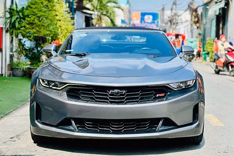 Tại Việt Nam, đối thủ của Chevrolet Camaro là Ford Mustang. Mustang cũng có phiên bản mui trần. Giá hai mẫu xe này gần tương đương.