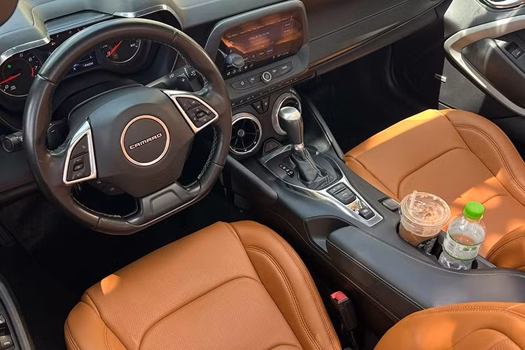 Điểm nhấn của Chevrolet Camaro RS Convertible so với các bản Coupe nằm ở việc, chiếc xe thể thao này sử dụng mui xếp mềm, mất khoảng thời gian hơn 15 giây để đóng hoặc mở mui. Phần mui sau khi được xếp gọn lại sẽ được cất ở ngay hàng ghế sau.