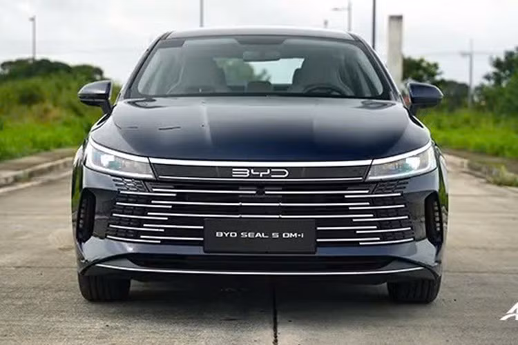 Theo một số nguồn tin, BYD Seal 5 2026 sẽ ra mắt tại Việt Nam vào ngày 16/9/2025 này, xe bán ra với 2 phiên bản, mức giá cao nhất dự đoán khoảng gần 700 triệu đồng.