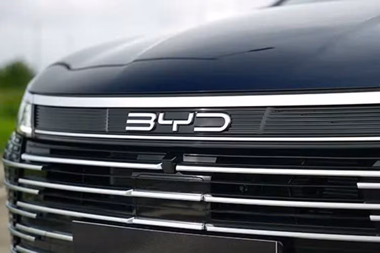 Động cơ xăng cho công suất tối đa 99 mã lực và mô-men xoắn cực đại 126 Nm. Hai con số tương ứng của mô-tơ điện là 161 mã lực và 210 Nm. Nhờ đó, mẫu xe này có thể tăng tốc từ 0-100 km/h trong 7,9 giây.