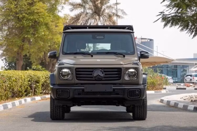 Mức giá dự kiến cho Mercedes-Benz G500 2026 được ước tính từ 9 đến 9,5 tỷ đồng, thấp hơn G63 AMG (11,75 tỷ đồng) nhưng cao hơn bản thuần điện G580 EQ (7,75 tỷ đồng). Sự chênh lệch này gây bất ngờ, bởi tại Mỹ, G500 có giá thấp hơn G 580 EQ khoảng 13.000 USD.