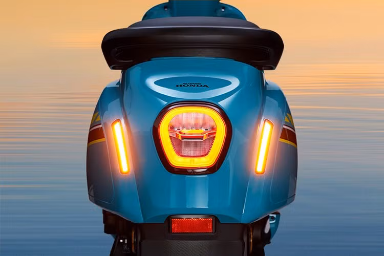 NWF125 Gulf Blue là mẫu xe đầu tiên trong phân khúc được trang bị màn hình TFT, camera thể thao và hộp số điện tử, kết hợp hoàn hảo giữa công nghệ hiện đại và phong cách cổ điển, tạo ra trải nghiệm lái xe mới mẻ cho người dùng.