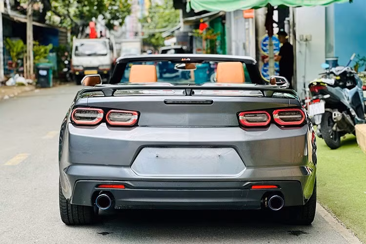 Động cơ này kết hợp cùng hộp số tự động 10 cấp mới, nhờ đó, giúp mẫu xe thể thao Chevrolet Camaro RS Convertible có khả năng tăng tốc từ vị trí xuất phát lên 100 km/h trong thời gian 5,6 giây.