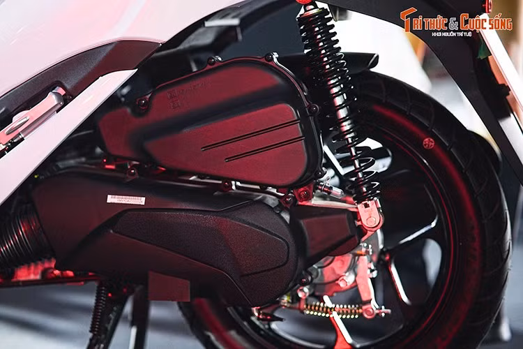 Bên cạnh đó, xe còn được trang bị hệ thống phanh CBS giúp phân bổ lực phanh đều giữa hai bánh, tăng độ ổn định và an toàn khi phanh gấp, đảm bảo sự an toàn khi di chuyển trên đường trơn trượt hay lúc trời mưa. Hệ thống giảm xóc được tối ưu mang đến cảm giác lái cân bằng, êm ái dù di chuyển ở đường bằng hay đồi dốc.