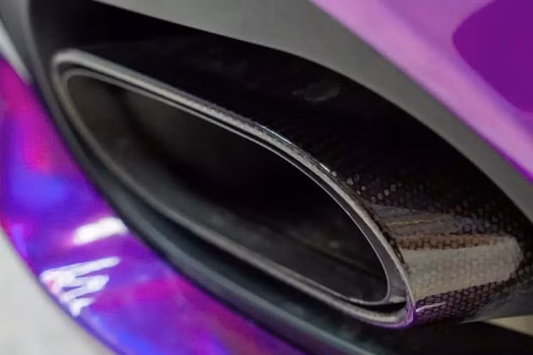 Nhìn ở thiết kế, chiếc xe Maserati GranTurismo Sport này có 2 hốc gió to, điểm nhấn là ngoại thất màu tím, với nhiều chi tiết sơn đen, bao gồm bộ mâm đa chấu.