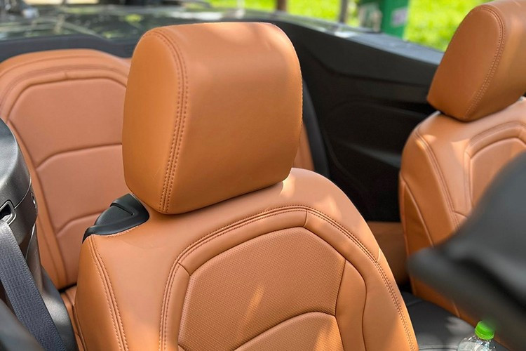 Chevrolet Camaro RS mui trần đang được rao bán 2,1 tỷ đồng được trang bị động cơ 4 xi-lanh, tăng áp, dung tích 2.0 lít, sản sinh công suất tối đa 275 mã lực và mô-men xoắn cực đại 400 Nm.