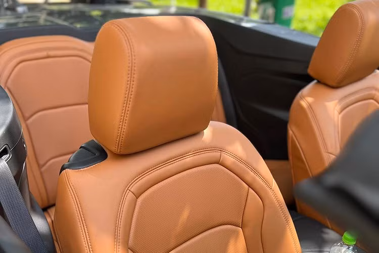 Chevrolet Camaro RS mui trần đang được rao bán 2,1 tỷ đồng được trang bị động cơ 4 xi-lanh, tăng áp, dung tích 2.0 lít, sản sinh công suất tối đa 275 mã lực và mô-men xoắn cực đại 400 Nm.