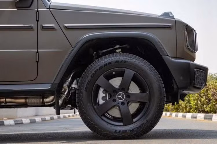 Mercedes-Benz G500 được xem là phiên bản cân bằng giữa hiệu năng và sự sang trọng, mang phong cách điềm đạm hơn G63 AMG. Phần đầu xe vẫn giữ thiết kế vuông vức đặc trưng của G-Class nhưng cản trước được tinh giản, không có hốc gió lớn, trong khi lưới tản nhiệt dạng nan ngang thay cho kiểu Panamericana dọc quen thuộc trên dòng AMG.