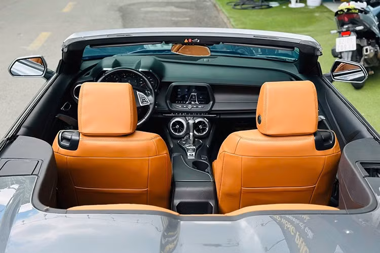 Nội thất xe với thiết kế 2+2, hàng ghế sau đủ chỗ cho 2 người lớn ngồi thoải mái, với điều kiện là phần mui mềm phải được hạ xuống.