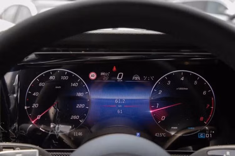 .Khoang cabin của G500 được cho là giữ nguyên bố cục so với G63, với hệ thống màn hình kép 12,3 inch, đèn viền nội thất 64 màu, âm thanh Burmester, điều hòa ba vùng và cửa sổ trời toàn cảnh.