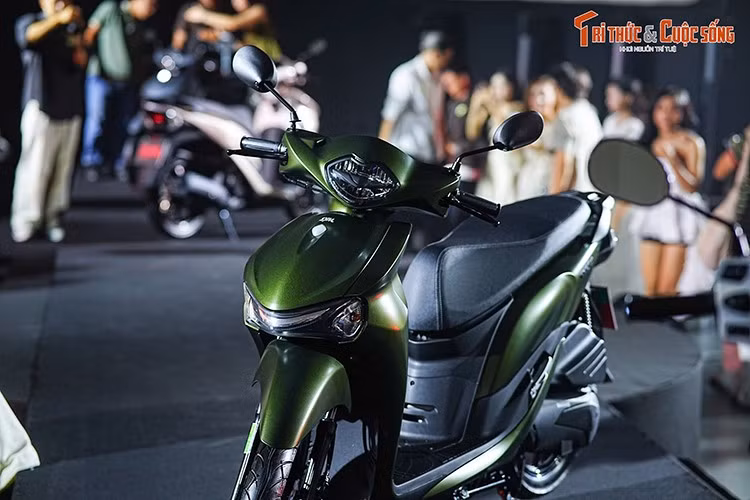 SYM TPBW 125 ra mắt với bốn màu sắc: xanh đen, trắng đen, nâu đen và đen, mỗi phiên bản mang một sắc thái riêng, từ năng động, trẻ trung đến thanh lịch, tinh tế. Với mức giá khoảng 30 triệu đồng, mẫu xe hướng tới sinh viên, nhân viên văn phòng và những người trẻ muốn sở hữu phương tiện nhỏ gọn, dễ điều khiển và có tính ứng dụng cao trong cuộc sống hằng ngày.