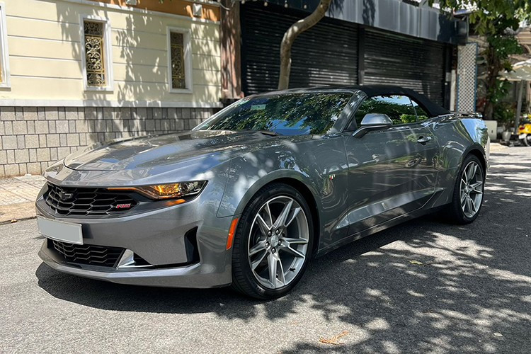 Một chiếc xe thể thao mui trần Chevrolet Camaro RS Convertible mới được chào bán với giá 2,1 tỷ đồng đã nhanh chóng thu hút sự quan tâm. Theo tìm hiểu, xe mới được chào bán cách đây 4 tháng, nhưng nay đã có diện mạo mới.