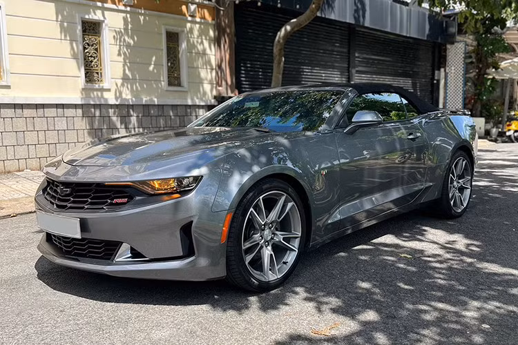 Một chiếc xe thể thao mui trần Chevrolet Camaro RS Convertible mới được chào bán với giá 2,1 tỷ đồng đã nhanh chóng thu hút sự quan tâm. Theo tìm hiểu, xe mới được chào bán cách đây 4 tháng, nhưng nay đã có diện mạo mới.
